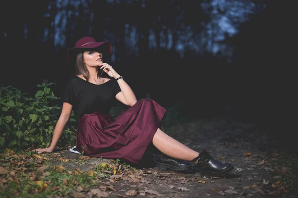 Eine Junge Frau Weinrotem Rock Und Hut Sitzt Einem — Stockfoto
