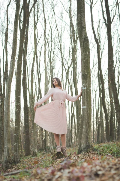 Disparo Vertical Una Joven Mujer Caucásica Elegante Vestido Rosa Bosque — Foto de Stock