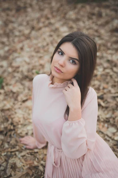 Una Foto Vertical Una Hermosa Mujer Caucásica Posando Sobre Fondo — Foto de Stock