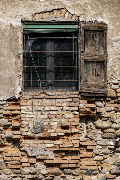 Eine Vertikale Aufnahme Eines Alten Hauses Aus Ziegeln Und Einem — Stockfoto
