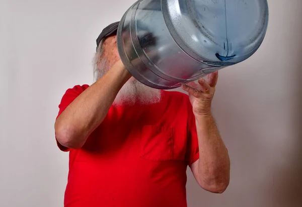 Hombre Mayor Tratando Beber Agua Enorme Galón Agua — Foto de Stock