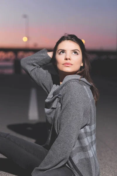 Vertical Shot Stylish Female Posing Sitting Ground Street Evening Hour — 스톡 사진