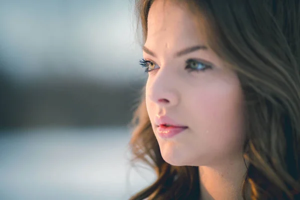 Närbild Vacker Ung Kvinna Med Blå Ögon Poserar — Stockfoto