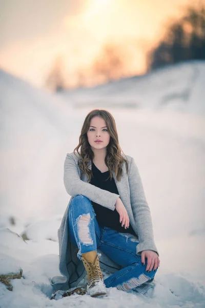 Disparo Vertical Una Hermosa Hembra Joven Posando Campo Cubierto Nieve —  Fotos de Stock