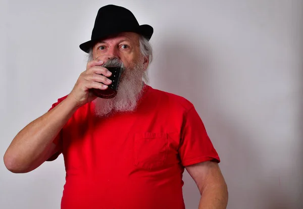 Anciano Hombre Caucásico Bebiendo Vaso Bebida Fresca —  Fotos de Stock