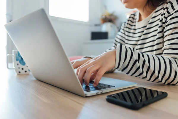 Primer Plano Las Manos Femeninas Escribiendo Portátil — Foto de Stock