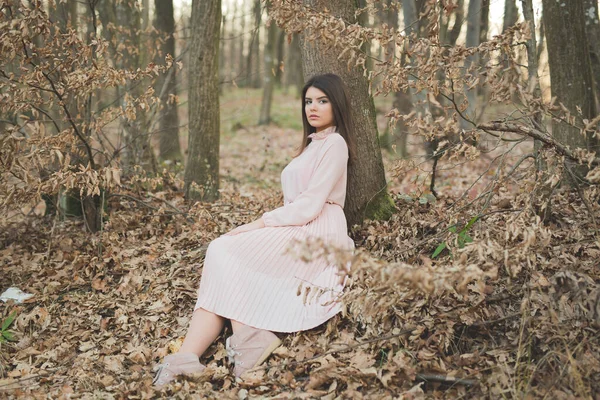 Una Foto Escénica Una Hermosa Mujer Caucásica Posando Sobre Fondo — Foto de Stock