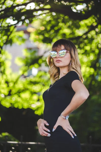 Een Aantrekkelijke Blanke Vrouw Uit Bosnië Herzegovina Een Zwarte Jurk — Stockfoto