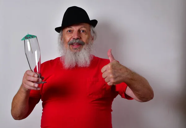 Elderly Caucasian Male Beard Holding Empty Cocktail Glas — Zdjęcie stockowe