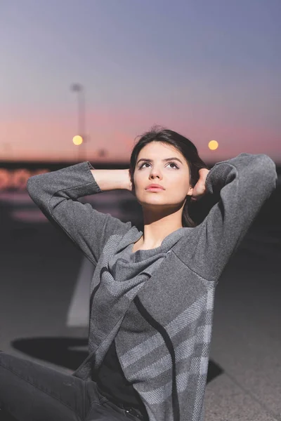 Vertical Shot Beautiful Caucasian Woman Posing Blurred Background — Stock fotografie