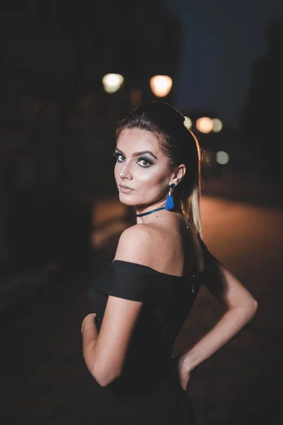 Atrakcyjna Biała Kobieta Bośni Hercegowiny Eleganckiej Czarnej Sukience Pozująca Nocą — Zdjęcie stockowe