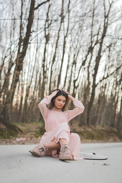 Una Foto Vertical Una Hermosa Mujer Caucásica Posando Sobre Fondo —  Fotos de Stock