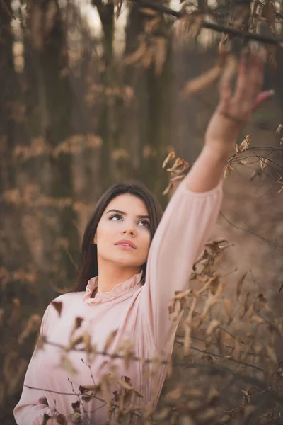 Retrato Uma Jovem Mulher Caucasiana Vestido Rosa Delicado Posando Tocando — Fotografia de Stock