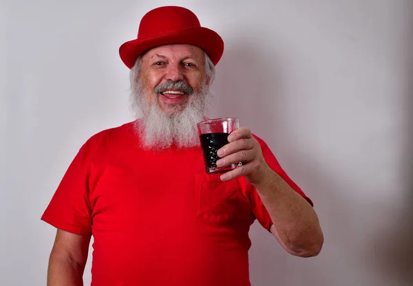 Anciano Hombre Caucásico Sosteniendo Vaso Bebida Fresca —  Fotos de Stock