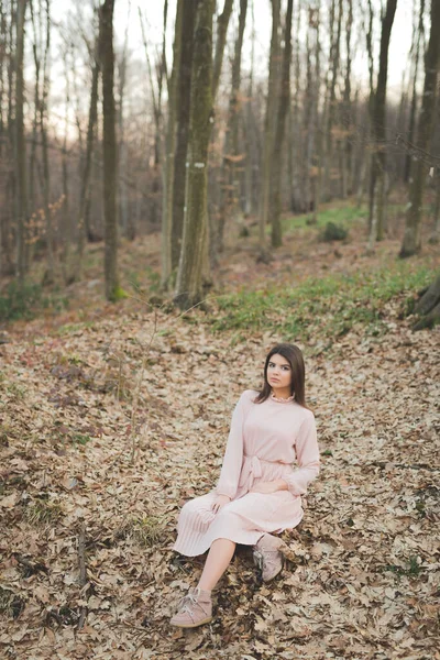 Vertical Shot Young Caucasian Woman Elegant Pink Dress Sitting Ground — 스톡 사진