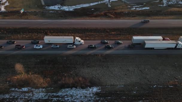 ウィスコンシン州オークレアの真北の州間高速道路94号線の航空路の眺めは 半車と車が本当にゆっくりと進行するミネアポリスを運転する原因となりました — ストック動画