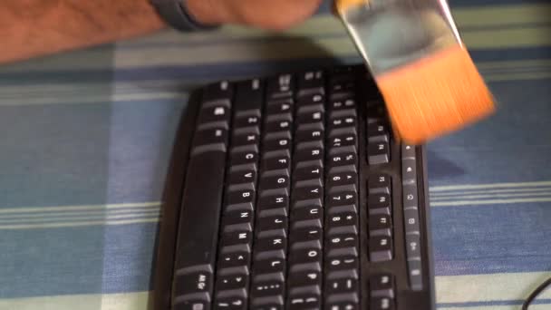 Man Cleaning His Keyboard Paintbrush — Αρχείο Βίντεο