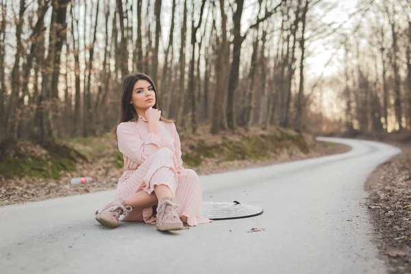 Scenic Shot Beautiful Caucasian Woman Posing Blurred Background — Stock Fotó