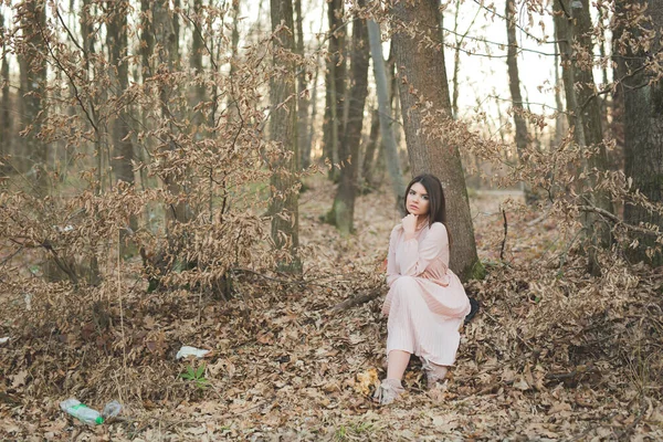 Une Jeune Femme Caucasienne Dans Une Robe Rose Délicate Posant — Photo