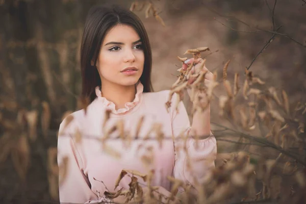 Bulanık Bir Arkaplanda Poz Veren Güzel Beyaz Bir Kadının Yakın — Stok fotoğraf