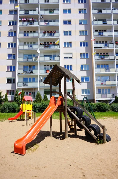 Poznan Polonia Octubre 2015 Deslízate Parque Infantil Cerca Bloques Apartamentos —  Fotos de Stock