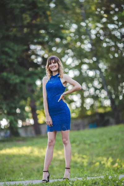 Bosna Hersekli Beyaz Bir Kadın Güzel Mavi Bir Elbise Giyiyor — Stok fotoğraf