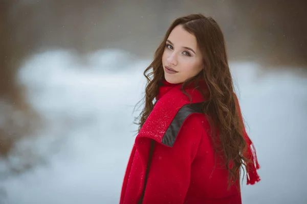 Μια Επιλεκτική Φωτογραφία Μιας Όμορφης Καυκάσιας Που Φοράει Κόκκινο Παλτό — Φωτογραφία Αρχείου