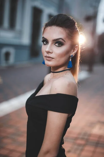 一位来自波斯尼亚和黑塞哥维那的迷人的白人女性 身穿雅致的黑色连衣裙 晚上在街上摆姿势 — 图库照片