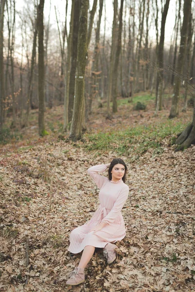 Bir Ormanda Yerde Oturan Zarif Pembe Elbiseli Beyaz Bir Kadının — Stok fotoğraf