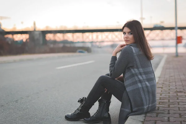 Scenic Shot Beautiful Caucasian Woman Posing Blurred Background — Stock fotografie