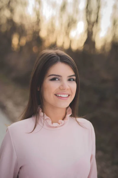 Una Foto Vertical Una Hermosa Mujer Caucásica Posando Sobre Fondo —  Fotos de Stock