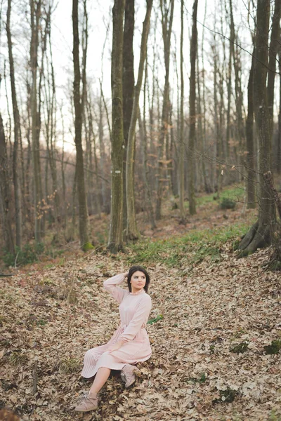 Vertical Shot Beautiful Caucasian Woman Posing Blurred Background — Zdjęcie stockowe