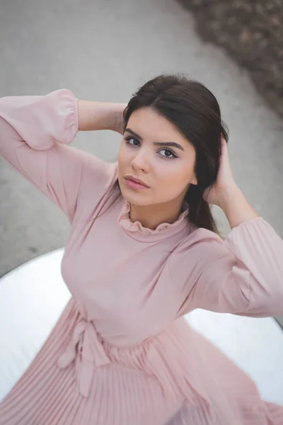 Una Foto Vertical Una Hermosa Mujer Caucásica Posando Sobre Fondo —  Fotos de Stock