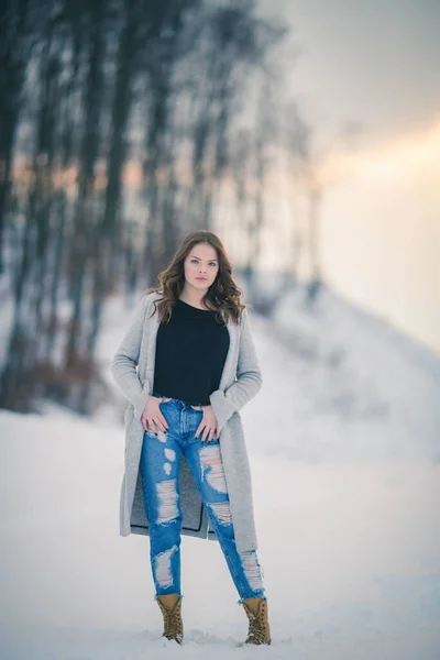 Vertikal Bild Vacker Ung Kvinna Som Poserar Ett Snöfält — Stockfoto