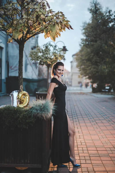 Geceleri Sokakta Poz Veren Zarif Siyah Elbiseli Bosna Hersekli Çekici — Stok fotoğraf