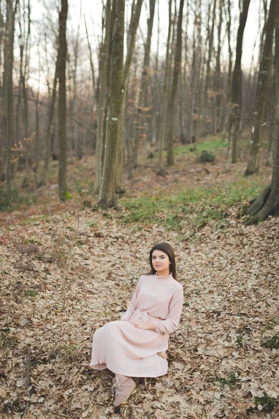 Vertical Shot Beautiful Caucasian Woman Posing Blurred Background — 스톡 사진