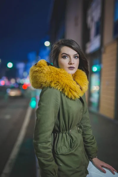 Een Jonge Blanke Vrouw Uit Bosnië Herzegovina Een Straat Avond — Stockfoto