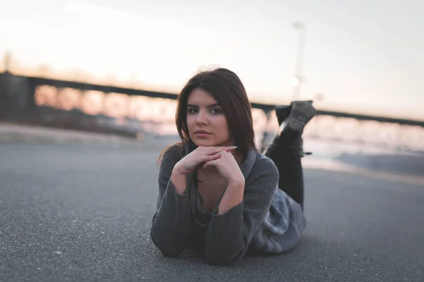 Stylish Female Posing Lying Ground Street — Fotografia de Stock