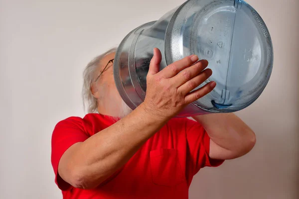 Starší Muž Který Snaží Pít Vodu Obrovského Galonu Vody — Stock fotografie