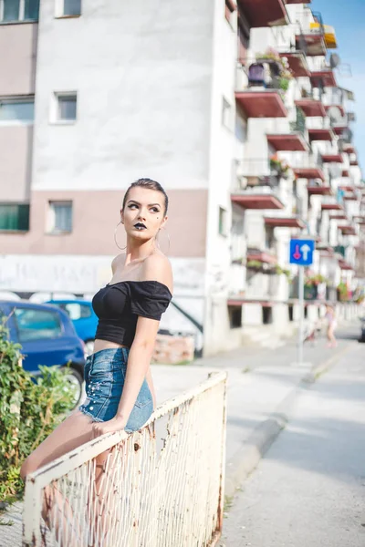 Una Atractiva Mujer Caucásica Bosnia Herzegovina Una Camiseta Jeans Lápiz — Foto de Stock