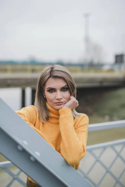 Een Jonge Blanke Vrouw Uit Bosnië Herzegovina Een Geel Shirt — Stockfoto