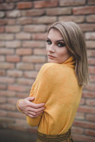 Une Jeune Femme Caucasienne Bosnie Herzégovine Chemise Jaune Posant Près — Photo