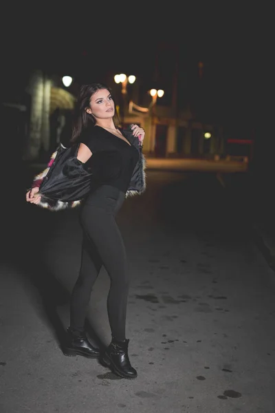Tiro Vertical Uma Mulher Caucasiana Sexy Posando Rua Noite — Fotografia de Stock