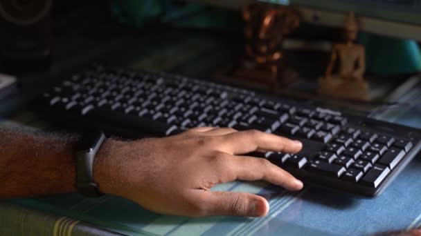 Homem Digitando Teclado — Vídeo de Stock