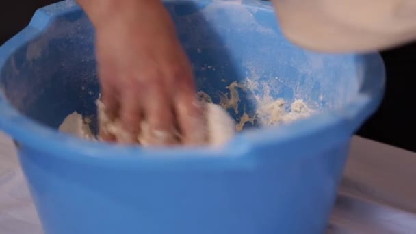 Samica Mieszająca Ciasto Niebieskiej Misce Dodająca Mąkę — Wideo stockowe