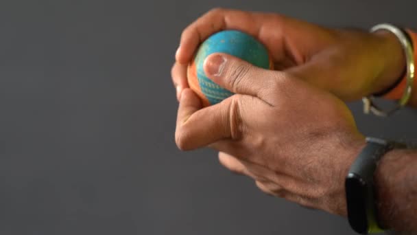 Hombre Jugando Con Pelota Goma — Vídeos de Stock