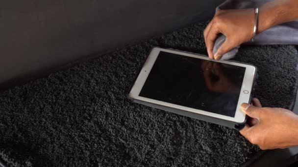 Homem Limpando Lados Seu Tablet Com Pano Cinza — Vídeo de Stock
