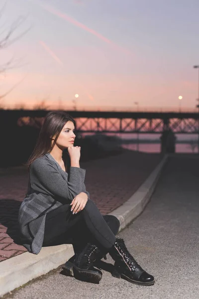 Una Foto Vertical Una Hermosa Mujer Caucásica Posando Sobre Fondo —  Fotos de Stock