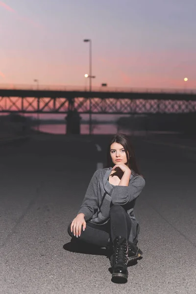 Vertical Shot Stylish Female Posing Sitting Ground Street Evening Hour — 스톡 사진