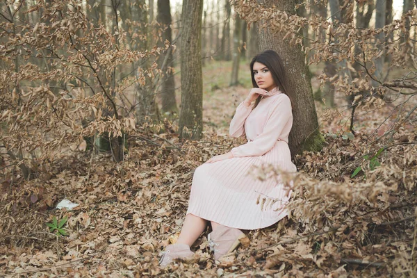 Young Caucasian Woman Elegant Pink Dress Sitting Ground Forest — ストック写真